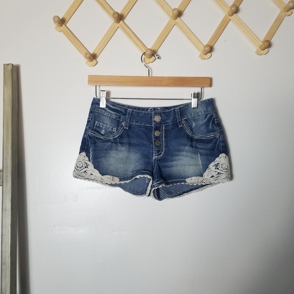 AMETHYST LOW RISE BUTTON DOWN JEAN SHORTS WITH LACE SIZE 7 - Picture 1 of 13